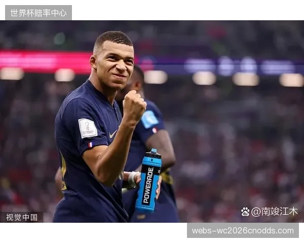 老将里德的防守经验和领导能力是新西兰后防线的基石，将对位各路顶级前锋。